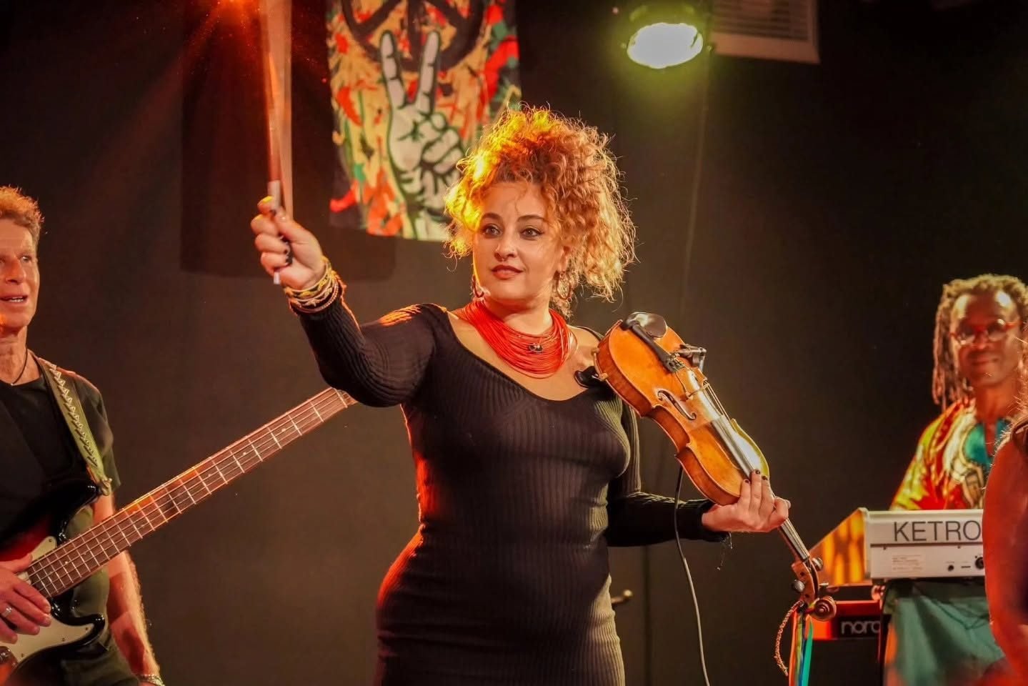 La violoniste d'OSK Band en concert